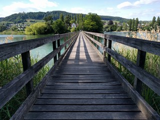 Obraz premium Brücke zum Ziel über Wasser