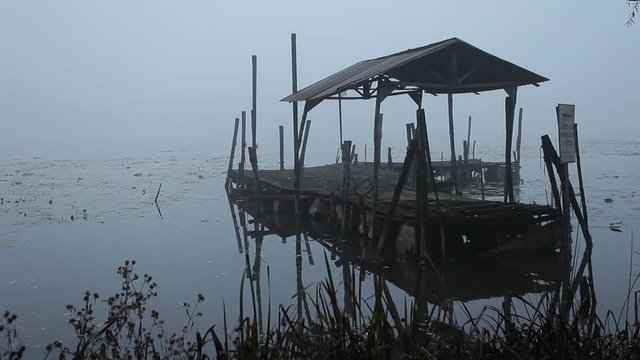 Attracco per le barche nella nebbia 
