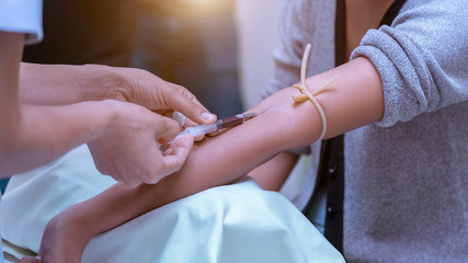 Obraz na płótnie Canvas nurse takes a blood sample from the patient.