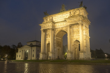 Fototapeta na wymiar Milan: Arco della Pace at evening