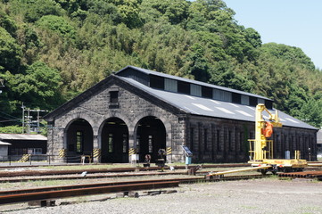 Obraz premium 熊本人吉の機関区の古い建物