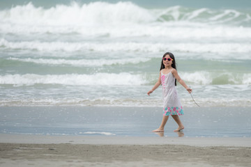 Fototapeta premium Children walking on the beach