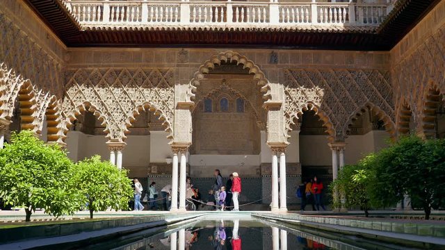 Lockdown: Real Alcazar Courtyard Explored by People