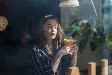 Femme buvant un verre de jus