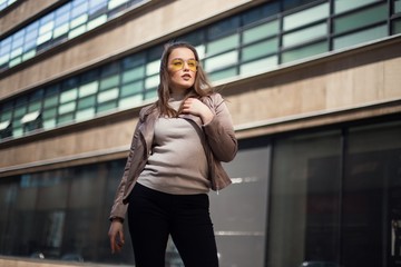 Obraz premium Femme dans la rue
