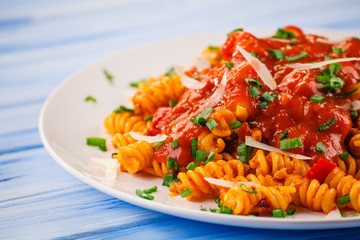 Fusilli with meat, tomato sauce and vegetables