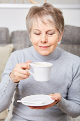 Seniorin genießt eine Tasse Kaffee