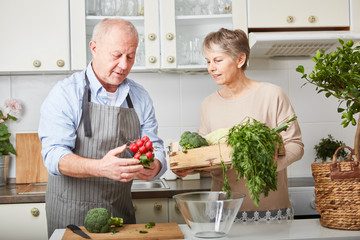 Senioren Paar kocht vegetarisch