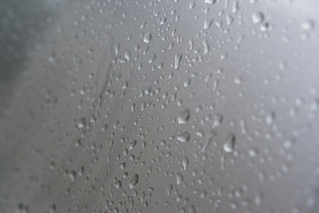 Wassertropfen auf Silber Hintergrund