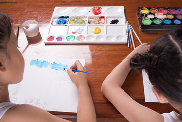 Obraz na płótnie Canvas Cute little girl painting a picture