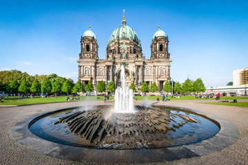 Touristen im Lustgarten vor dem Berliner Dom, Museumsinsel, Berlin, Deutschland © eyetronic