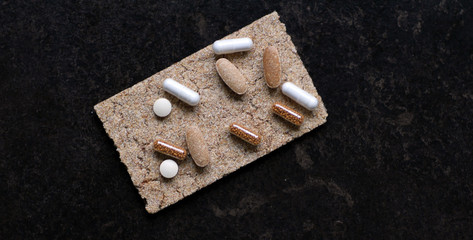 Nahrungsergänzung Pillen auf Knäckebrot