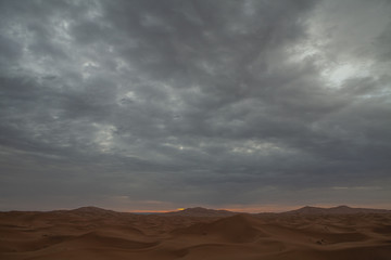 Fototapeta na wymiar deserto al tramonto