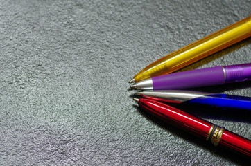 Bunte Stifte auf Schiefertafel, Copy Space, Hintergrund