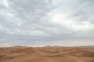 Fototapeta na wymiar deserto sabbia dune tramonto nuvole 