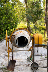 Betonmischer mit Sandsieb, Schaufel und Sand