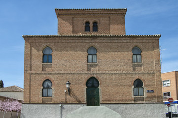 Fachada mudéjar / fachada mudéjar de ladrillo con puerta y ventanas con arco de herradura de la...