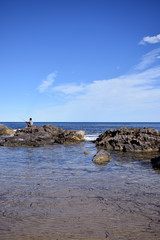El chico joven esta paseando por la playa rocosa del mar mediterr&aacute;neo de Costa Blanca Espa&ntilde;a 