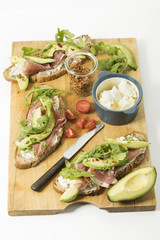 rustikales Zwiebelbrot mit Frischkäse, Parmaschinken, Avocado, Ruccola, Thymian, Chiliraspeln und...