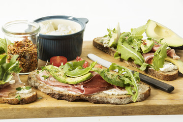 rustikales Zwiebelbrot mit Frischkäse, Parmaschinken, Avocado, Ruccola, Thymian, Chiliraspeln und...