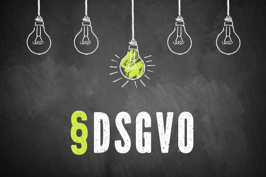 Schriftzug "§DSGVO" und Glühbirnen auf Kreidetafel 