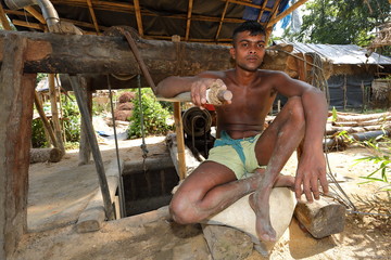 Arbeiter in den Edelsteinminen von Ratnapura in Sri Lanka 
