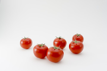 白バックのトマト
