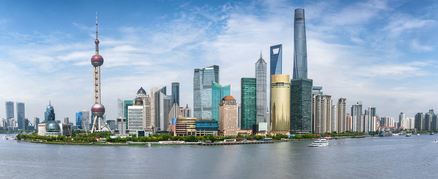 Panoramasicht auf die Skyline von Shanghai in China an einem sonnigen Tag