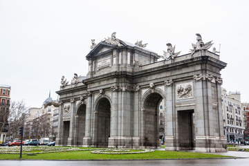 Obraz premium Alcala Gate on a rainy winter day