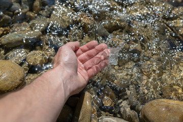 Hand im Wasser waschen