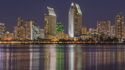 Obraz premium Panorámica de San Diego vista nocturna con reflejos en el mar