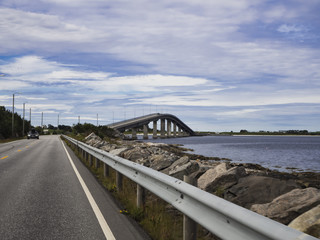 Carreteras del Atlántico en Skjong en la província de Møre og Romsdal, Noruega, verano de 2017.