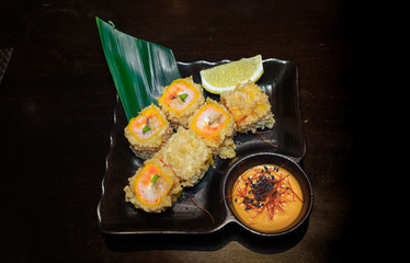 В японском ресторане роллы с креветками темпура, соусом из банановых листьев, имбирем, васаби.