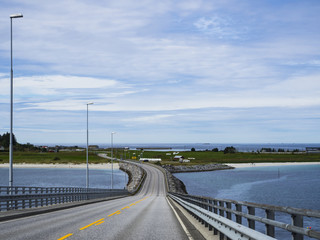 Carreteras del Atlántico en Skjong en la província de Møre og Romsdal, Noruega, verano de 2017.