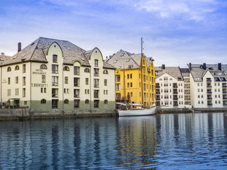 Fototapeta na wymiar Edificios reflejados en los fiordos de la ciudad de Alesund , en la provincia de Møre og Romsdal, Noruega, verano de 2017