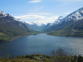 Fototapeta na wymiar Innvikfjord et paquebot