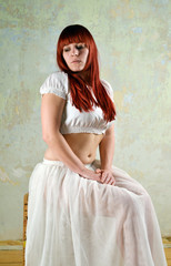 Frau mit hellem Kleid und roten Haaren