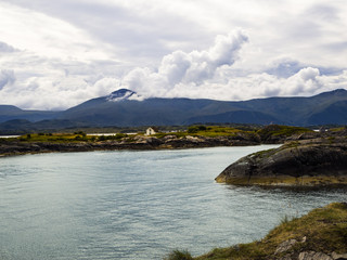 Paisajes de las carreteras del Atlántico en la provincia de Møre og Romsdal, en Molnes, Noruega, verano de 2017 