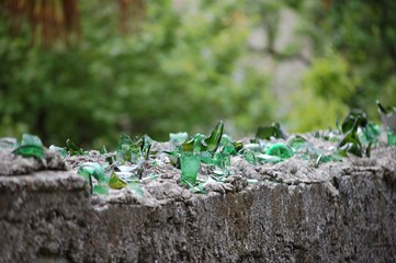 vetri rotti su un muro