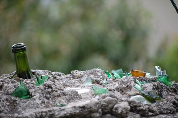 vetri rotti su un muro 