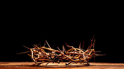 Naklejka premium An authentic crown of thorns on a wooden background. Easter Theme