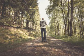 Wanderer auf einem einsamen Waldweg