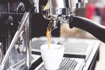 barista bei der zubereitung von kaffee, espresso, cappuchino