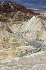 Zabriskie Point Death Valley USA, zerklüftete Berge in verschiedenen farblichen Schattierungen, terrassiert und gleichmässig
