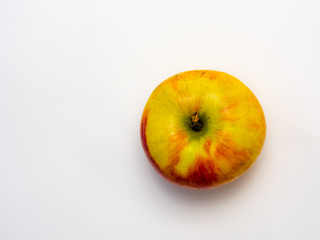 Reifer Elstar Apfel isoliert auf weißem Hintergrund.