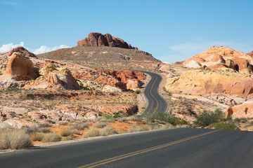 Wie eine Schlage zieht sich die Strasse durch das Valley of Fire. Die Landschaft wird durch die...