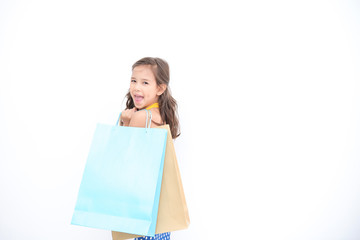 Naklejka premium Young shopper girl isolated white. Pretty early teenage girl portrait. With shopping bag and smile happy pose.