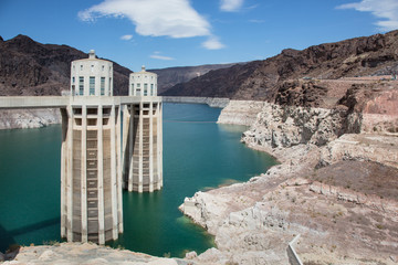 Hoover Dam mit aufgestautem Wasser aus dem Colorado und mit den natürlichen Wasserstandsmarken im...