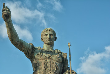 Monumento in bronzo imperatore romano