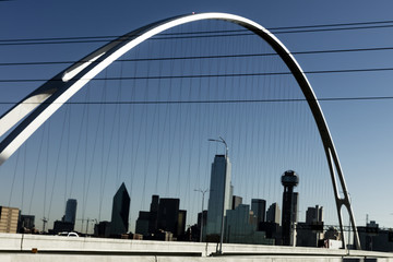 Obraz premium MARCH 5, 2018, DALLAS SKYLINE TEXAS, as seen through Margaret, McDermott Bridge